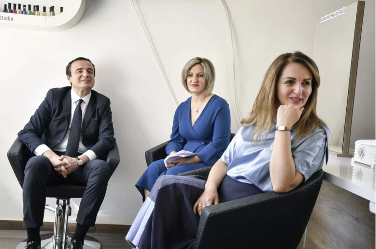 Le Kurt de Nagavci visite un salon de coiffure de “Jetha Gechiov”