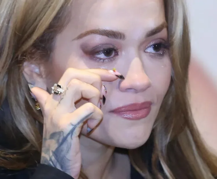 Rita Ora piange mentre parla di undicenne violato in Kosovo