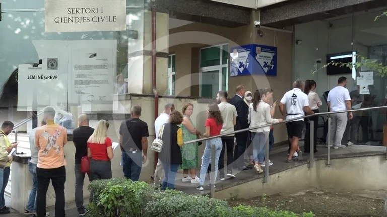 Per un documento, in attesa di un'ora nel comune di Pristina I cittadini chiedono al governo di dialogare con i sindacati