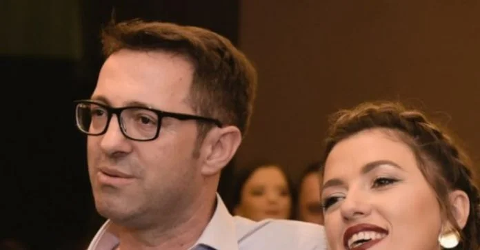 Tiene su mano en pie. Todos los terribles puestos del marido de Albulen Hadziu que la gente le recordó.