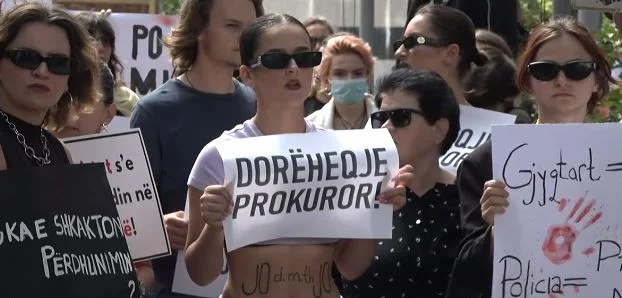 “State ha le mani con il sangue delle donne, ”, “prosecutore di dimissioni,