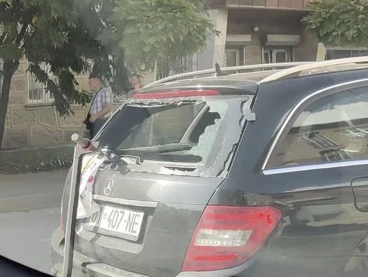 Traffic accident in Pristina: Electric shock breaks car window