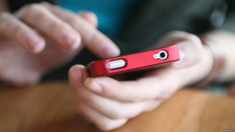 L'abus d'enfants dans la pornographie: Père rapporte que la fille a été harcelée en ligne par Istogas, la police l'arrête