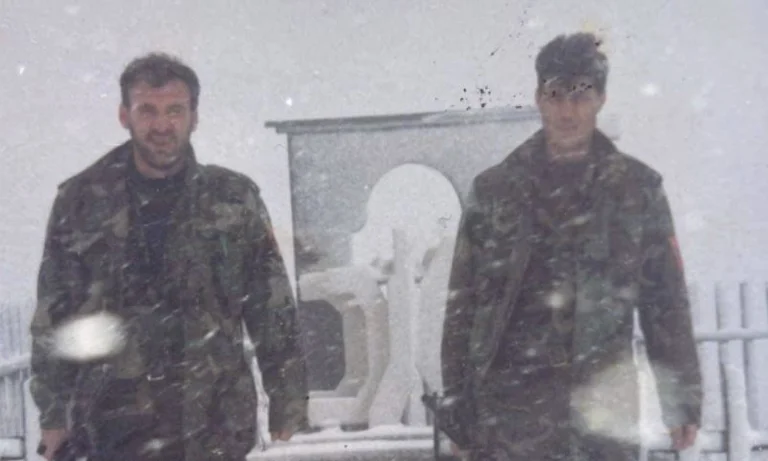 Rare photo published by former President Thaci along the front lines with Limaj