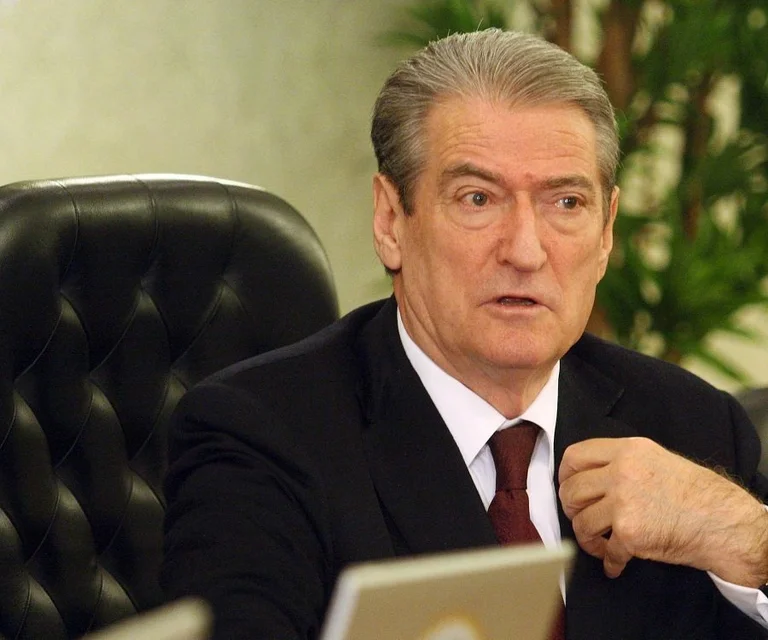 ShBA i heq “non grata”-n Sali Berishës