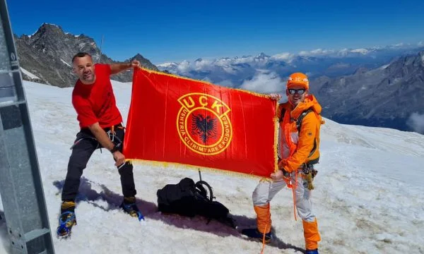 Drapeau vagues de l'UCK au sommet de l'épine de la matière dans les Alpes suisses