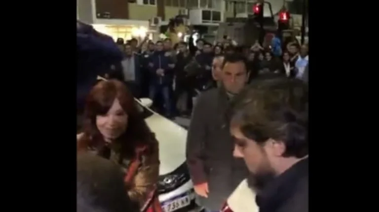 Il momento in cui un uomo punta la sua pistola al vice presidente armeno è evitato