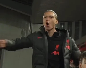 Schau dir den Moment an, in dem Nunez mit Begeisterung feiert, wenn Liverpool am Ende des Spiels den Sieg feiert