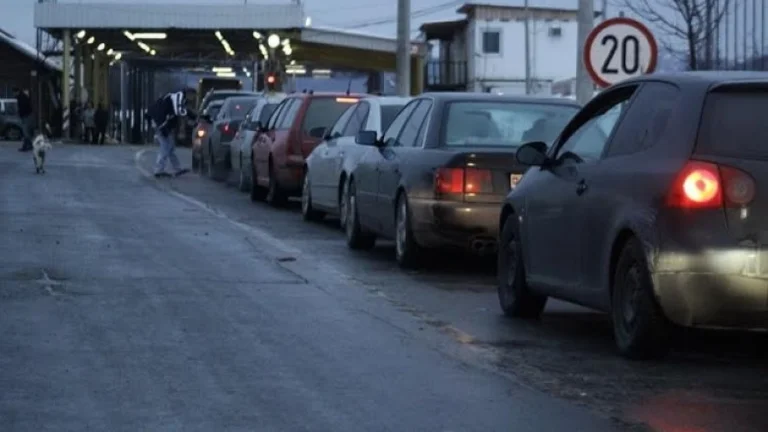 Attendere a Merdara fino a 30 minuti, ad altri punti di confine senza reception