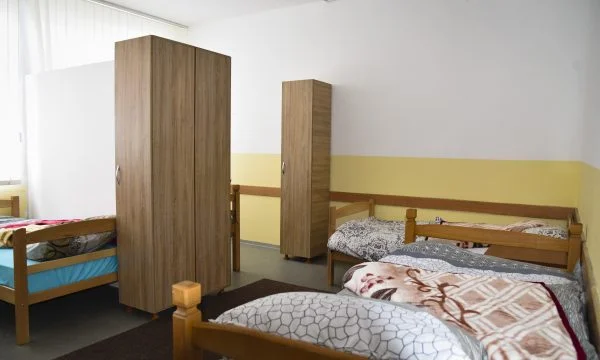 Fille à Pristina battue par son père, son frère, des suspects libérés