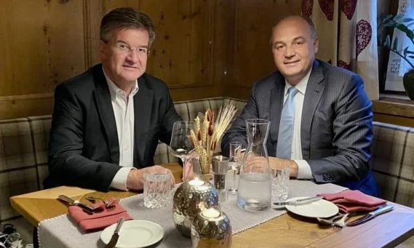Hoxhaj cena con Lajcak, habla de lo que dijeron.