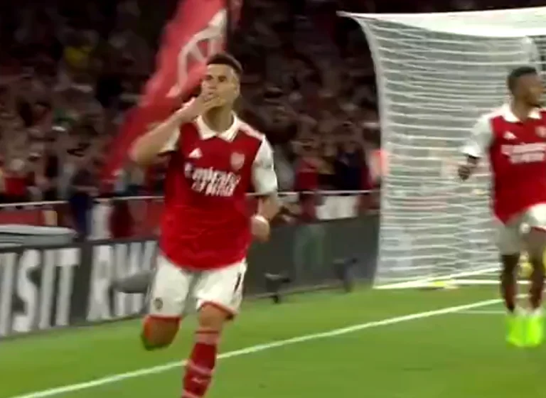 Arsenal doesn't give up, Martinelli scores magical goal