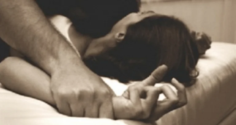 Non fermare i casi violenti, un sedicenne e' stato aggredito sessualmente dal suo ragazzo ieri sera.