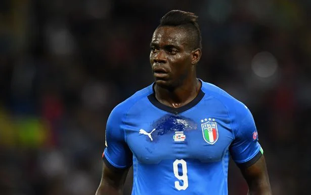 Balotelli espera ser transferido a Suiza, club detectado