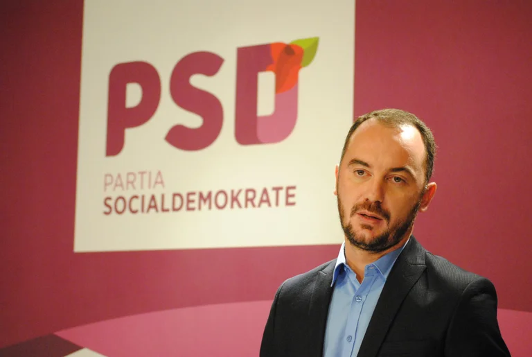 Mollyqa: Kurti gave up citizenship, recognises documents presenting Kosovo part of Serbia