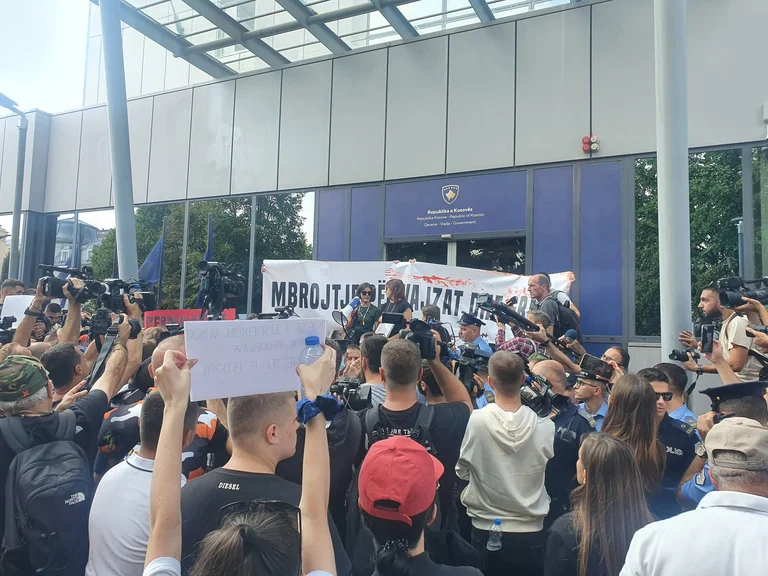 Proteste continuano, gridando davanti al governo: Dov'è Vjosa?
