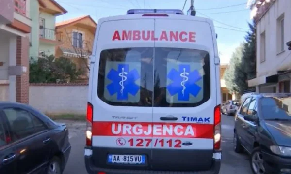 Auto-Slams 23-jährige in Tiranas Hinterhof, junge Veränderungen Leben im Krankenhaus