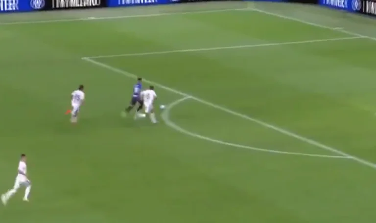C'est impossible. Lautaro Martinez vient avec un bon but pour Inter.