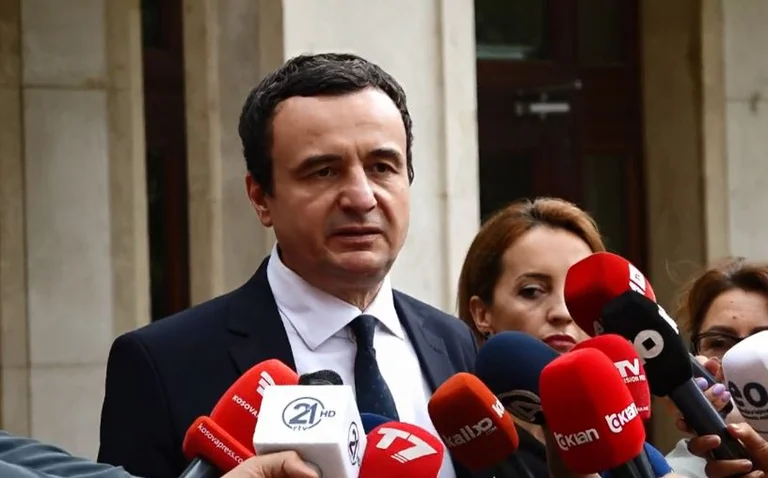Kurt parle après avoir rencontré Obadiah et Haradinaj, raconte ce dont il les a informés.