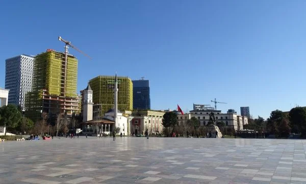 La violenza di 11 anni a Pristina domani protesta a Tirana