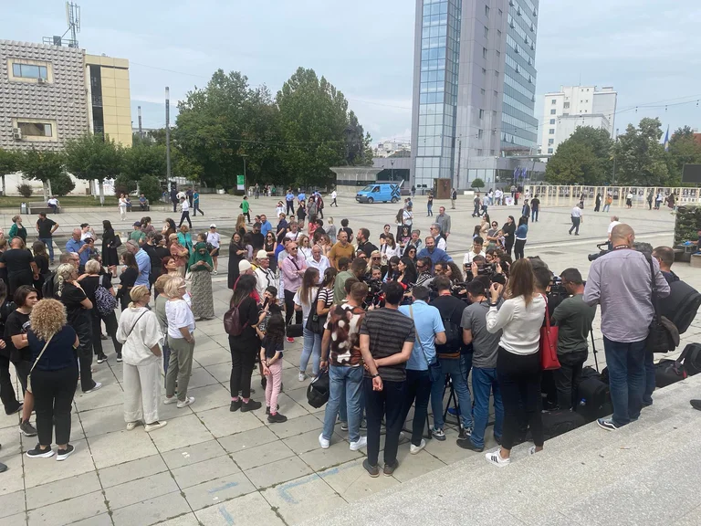 Un petit nombre de citoyens protestent pour protéger les filles et les femmes