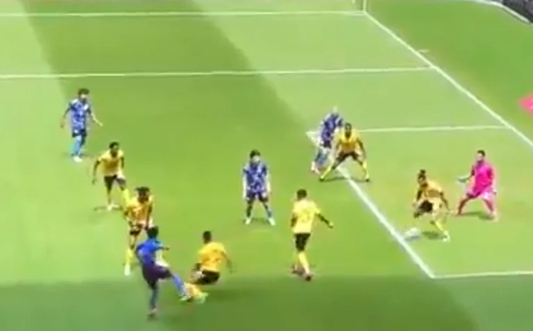Non hai visto obiettivi come questo. Kubos lo ha colpito sotto i piedi di quattro calciatori e finisce al cancello.