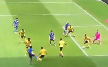 Sie haben so keine Ziele gesehen. Kubos traf ihn unter den Füßen von vier Fußballspielern und endet am Tor.