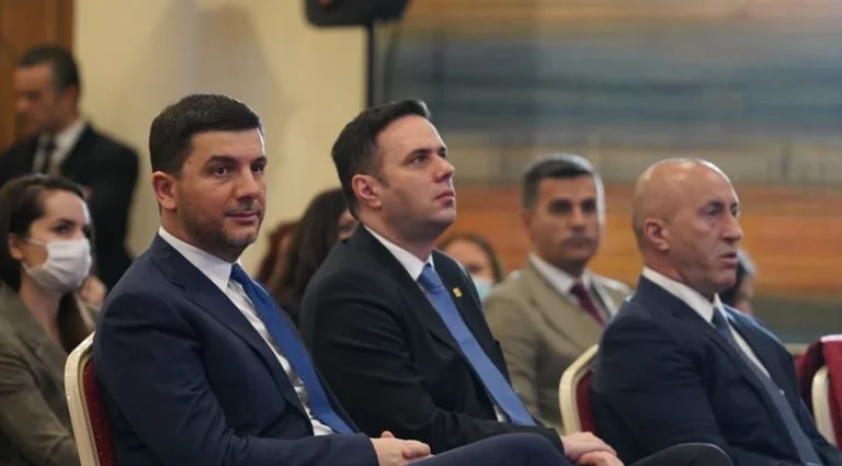 Kurt rencontre aujourd'hui Abdixhik, Haradinaj, Memli Krasniqi refusé