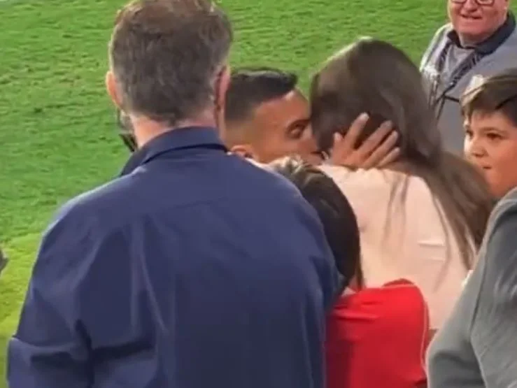 After three scored goals, Myrto Uzun goes to the tribunes and embraces his girlfriend