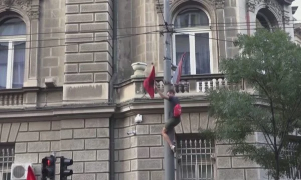 Les Serbes lèvent les drapeaux albanais à Belgrade, les bannières avec Poutine protestent parade LGBTQ