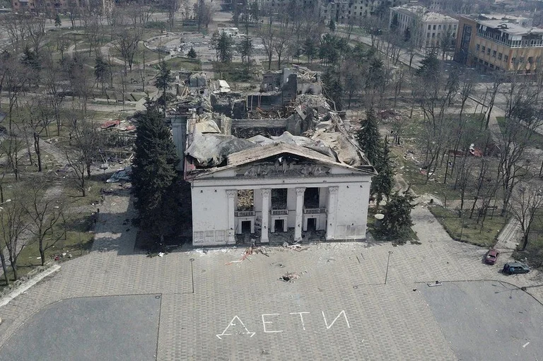 Sulmi në Teatrin e Mariupolit: Ukraina akuzon Rusinë se po fsheh provat duke rindërtuar objektin