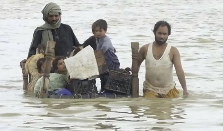 Pakistani i bën thirrje botës për ndihmë pas përmbytjeve vdekjeprurëse