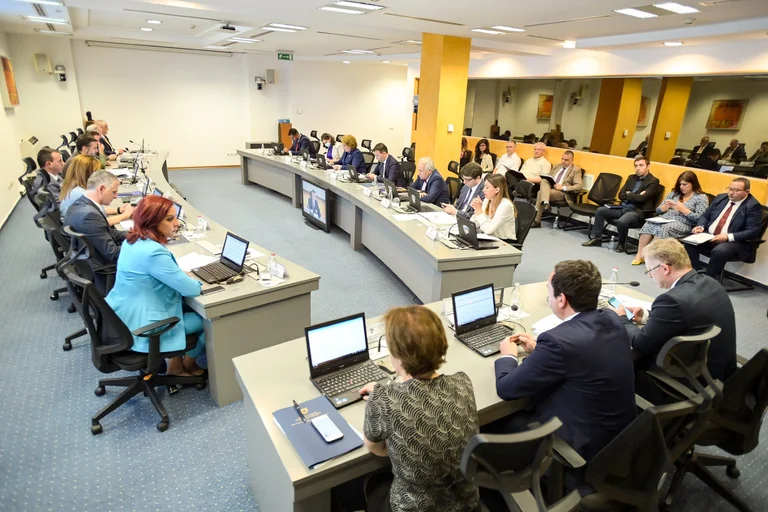 Kurti qorton ministrat në mbledhjen e partisë: Nuk janë shefa, do të vlerësohen, do të ketë ndryshime