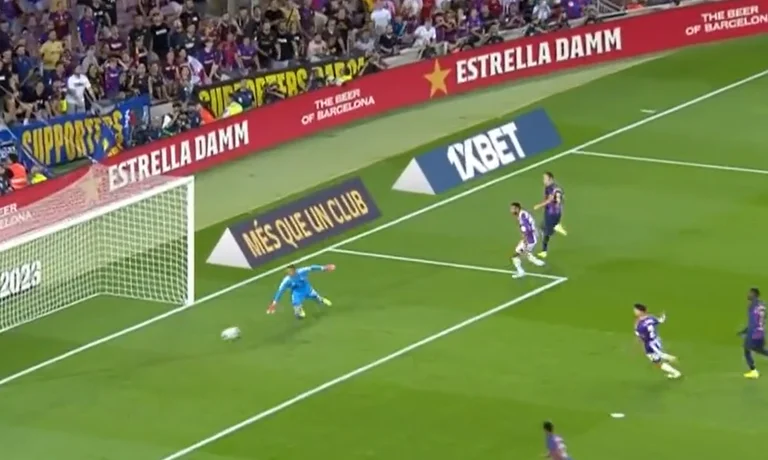 Lewandowski doesn't know when it's enough. He comes with another goal for Barcelona.