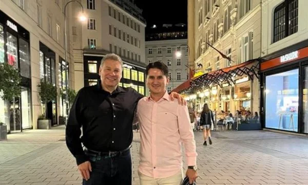 Escobar ndjek koncertin e pianistit kosovar në Vjenë