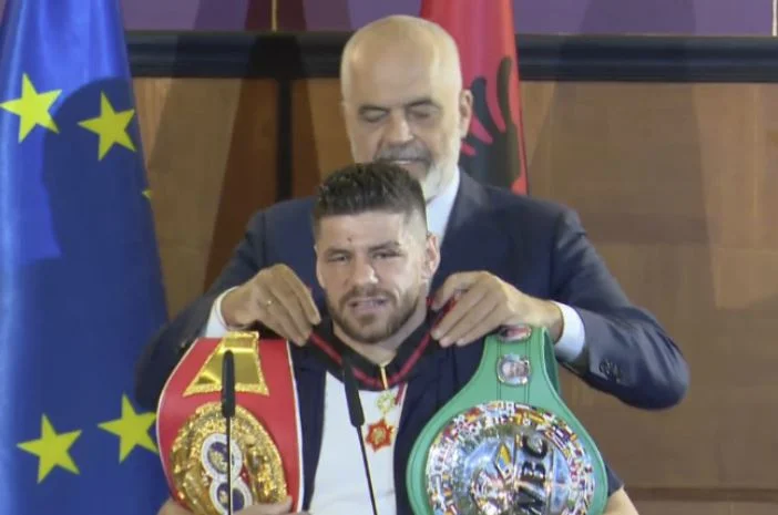 Rama i dorëzon Florian Markut medaljen ‘Ylli i Madh i Mirënjohjes’