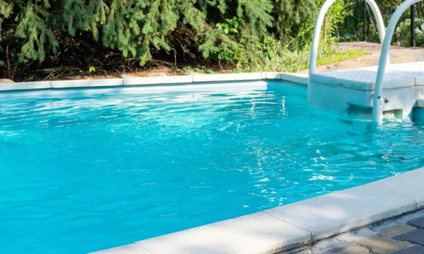 Gruaja mbytet në pishinë në sy të fëmijës së saj të mitur