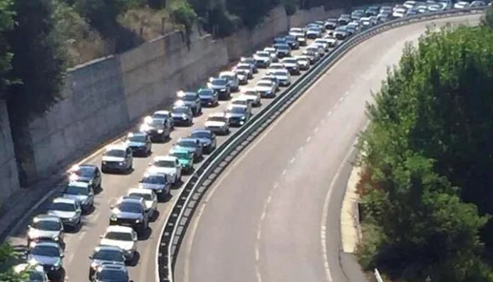 Rreth 40 mijë kosovarë sot drejt bregdetit, kolona të gjata në Rrugën e Kombit