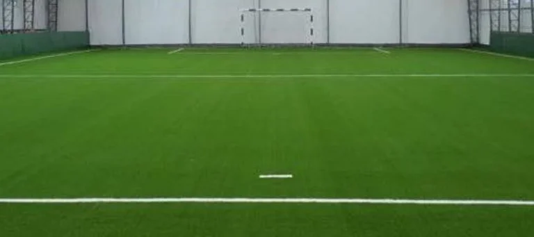 Vdes një person teksa luante futboll në Klinë