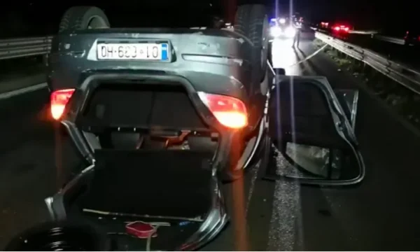 Vetura me tabela të Kosovës përfshihet në një aksident në Shqipëri, tre të lënduar
