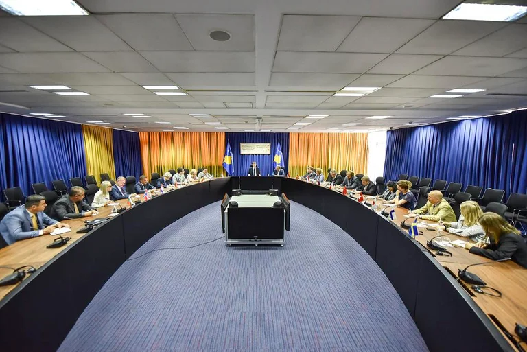 Vazhdojnë takimet para 1 shtatorit: Kurti bisedon me përfaqësuesit e shteteve anëtare të NATO-s dhe BE-së