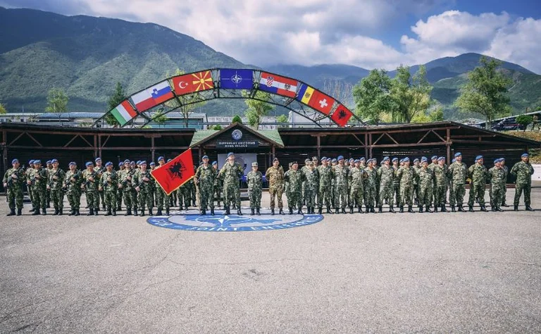 30 paqeruajtës nga Shqipëria përfundojnë misionin në Kosovë