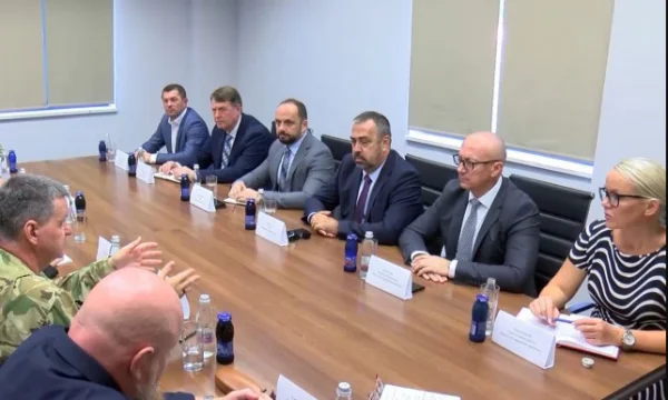 Komandanti i KFOR-it i shkon në takim Rakiqit në veri