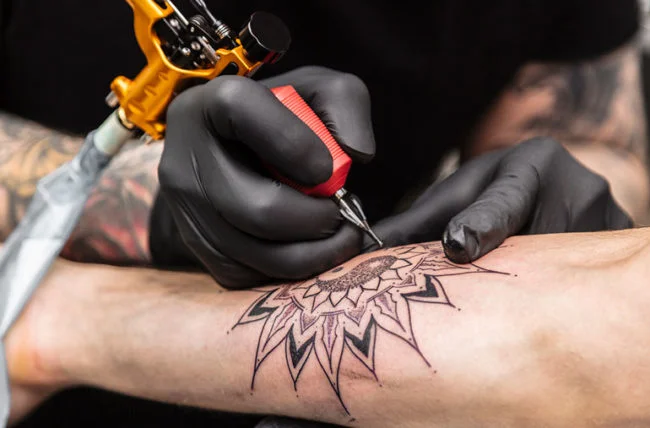 Studimi nga ShBA: Boja e tatuazheve mund të ketë kimikate që shkaktojnë kancer