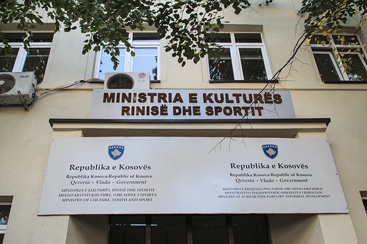 Qeveria Kurti do të paguaj 6.250 euro në muaj për një punonjës të kulturës – apo sa 15 paga të një mësuesi