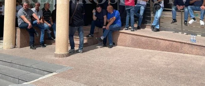 Punëtorët e “Kosova Thëngjillit” përplasen me policinë, tentojnë të futen brenda Ministrisë së Ekonomisë