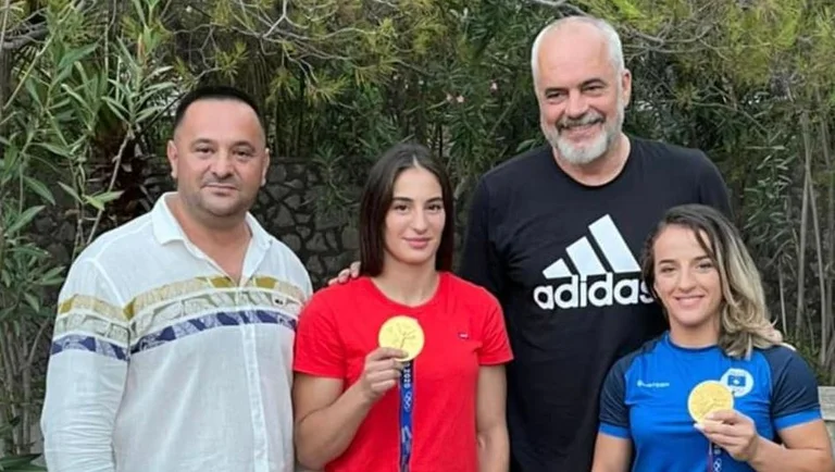 Nora Gjakova e Distria Krasniqi punësohen me gradën e kolonelit në Ministrinë e Mbrojtes së Shqipërisë
