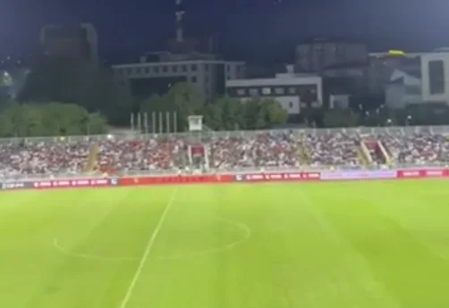 Me këngën “Mora fjalë”: Tifo-grupi i Shkupit e ‘djegin’ stadiumin ‘Fadil Vokrri’
