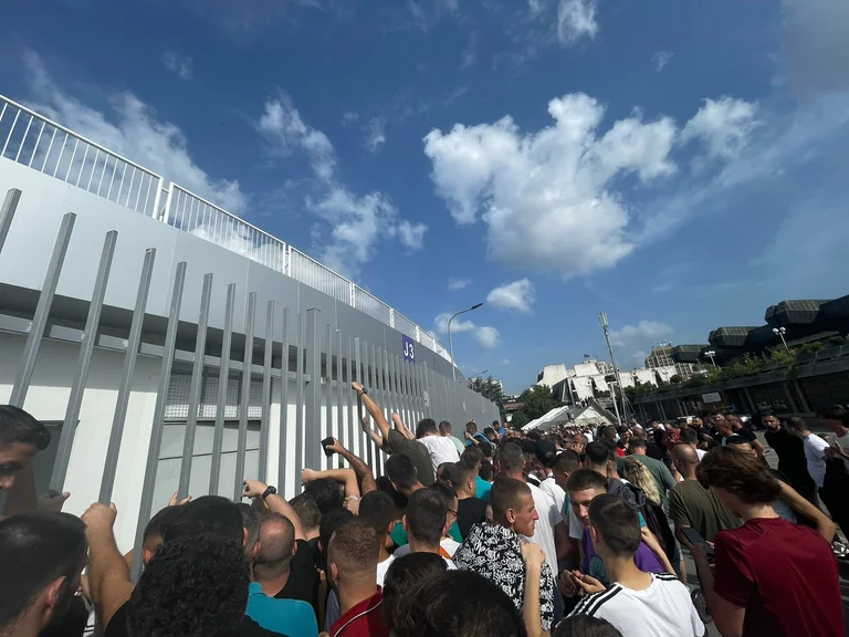 Ndryshon lokacioni – Tani biletat po shiten te stadiumi ‘Fadil Vokrri’, krijohet tollovi e madhe