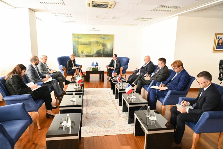 Para 1 shtatorit, Kurtit i shkojnë në zyrë ambasadorët e vendeve të QUINT-it